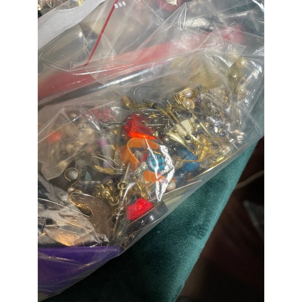 Vintage Mixed Estate Jewelry Lot 6.7lbs Necklaces Earrings Pins Bracelets Bulk - Picture 7 of 8